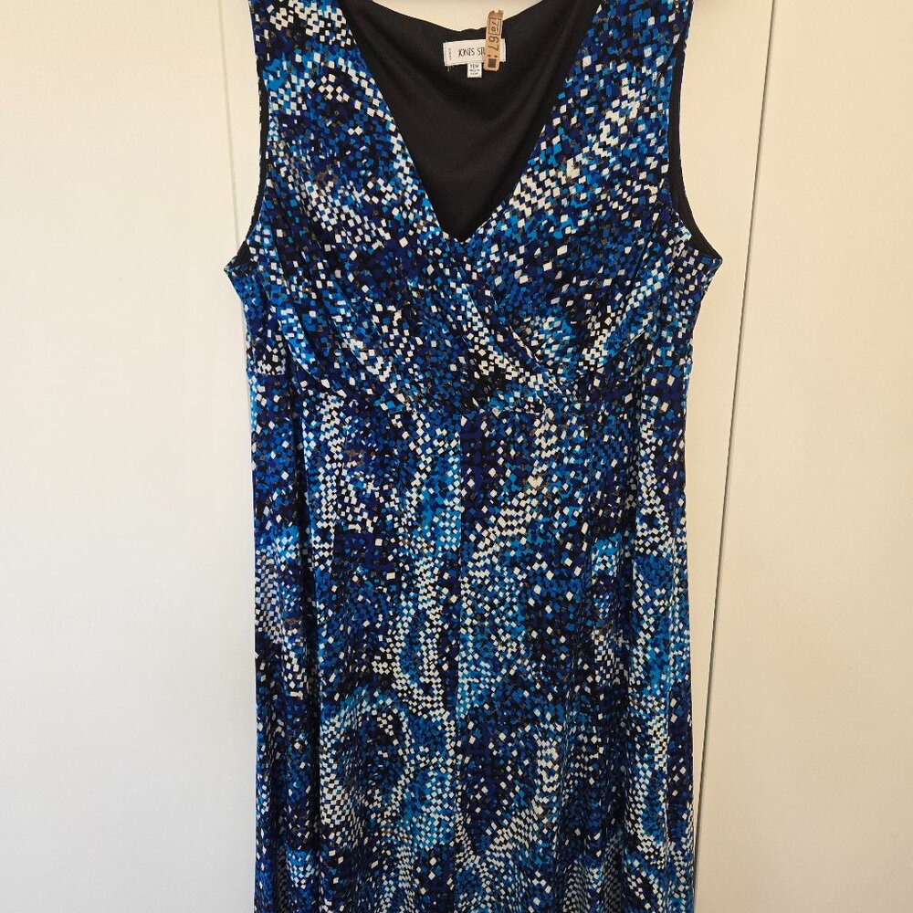 Flowing figure flattering dress size 18